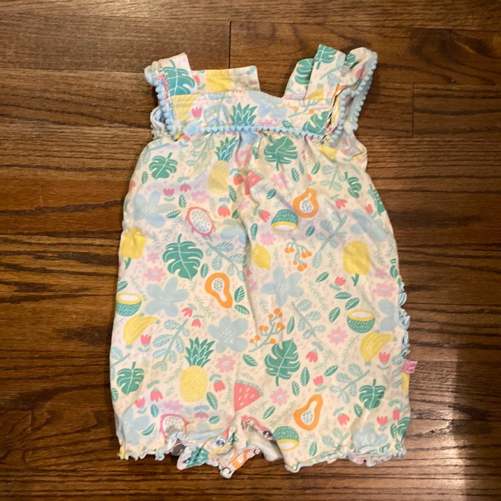 Ruffle butts romper EUC